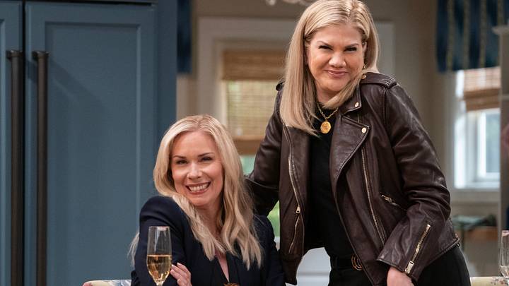 Leanne. (L to R) Leanne Morgan as Leanne and Kristen Johnston as Carol in Episode #104 of Leanne
