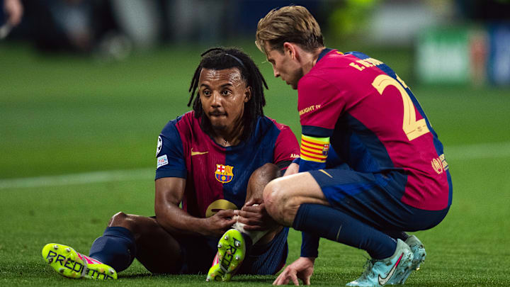 Jules Koundé (left) was forced to come off the pitch in the first half against Inter Milan due to injury. Jules Koundé (left) was forced to come off the pitch in the first half against Inter Milan due to injury.
