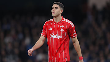 Jair atualmente defende o Nottingham Forest, da Inglaterra