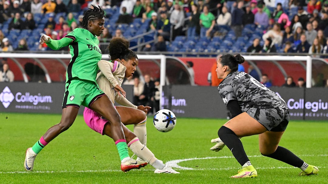 San Diego Wave FC defender Kennedy Wesley (middle) has made a strong impression to start the 2026 season. 