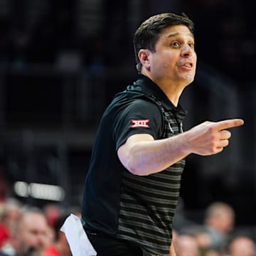 Cincinnati Bearcats head coach Wes Miller gestures to players in the second half of a NCAA men’s basketball game between the Cincinnati Bearcats and Utah Utes, Tuesday, Feb. 11, 2025, at Fifth Third Arena in Cincinnati.