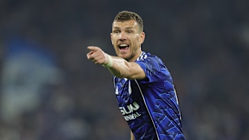 Edin Dzeko zeigt auf Schalke die Richtung an