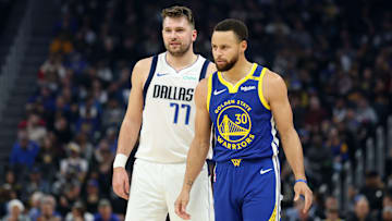 Luka Doncic y Stephen Curry en un juego de los Dallas Mavericks vs. Golden State Warriors