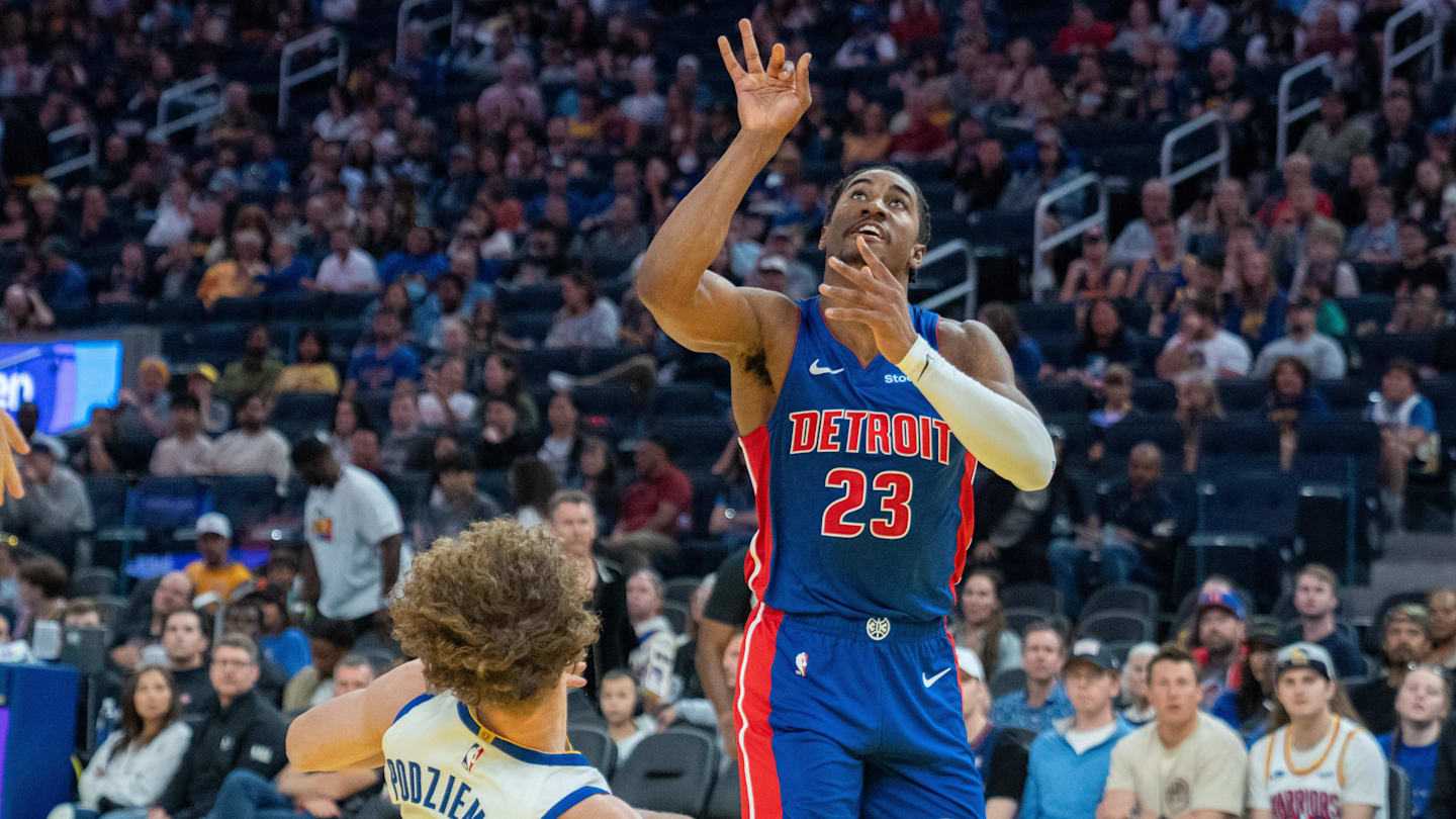 Key Player Leaves WarriorsPistons Game After Hit to Face