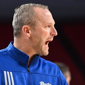 Drake Bulldogs head coach Darian DeVries shouts out to the team in action against the Mississippi State Bulldogs in the first half at Pinnacle Bank Arena.