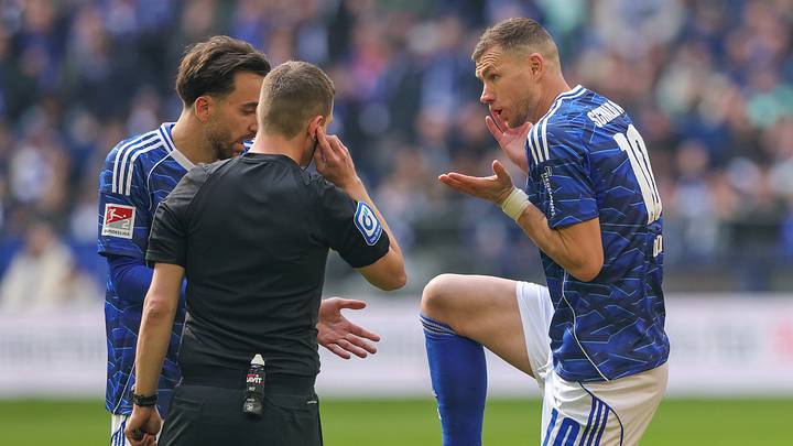 Der FC Schalke muss auf Edin Dzeko verzichten Der FC Schalke muss auf Edin Dzeko verzichten