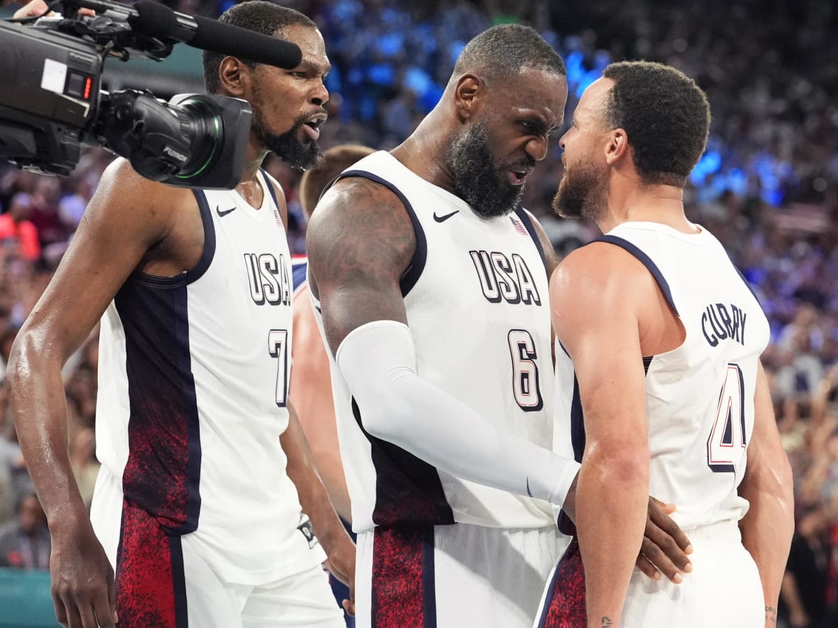 LeBron James, Kevin Durant y Curry luego de remontar el partido ante Serbia por semifinales en París 2024 | Foto: ESPN   