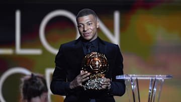 Kylian Mbappé a adressé le Ballon d'Or à Alexia Putellas la joueuse du Barça lundi. 
