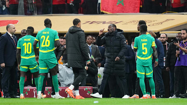 Pape Thiaw et plusieurs joueurs avaient quitté la pelouse pour protester contre l'arbitrage. Pape Thiaw et plusieurs joueurs avaient quitté la pelouse pour protester contre l'arbitrage.