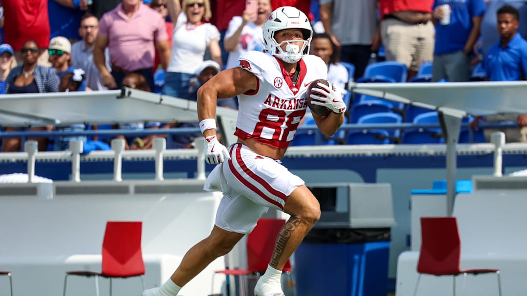 Sep 20, 2025; Memphis, Tennessee, USA; Arkansas Razorbacks tight end Rohan Jones (88) runs for a touchdown against the Memphis Tigers during the first half at Simmons Bank Liberty Stadium. Mandatory Credit: Wesley Hale-Imagn Images