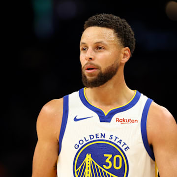 Golden State Warriors guard Stephen Curry (30) against the Phoenix Suns at Footprint Center. 