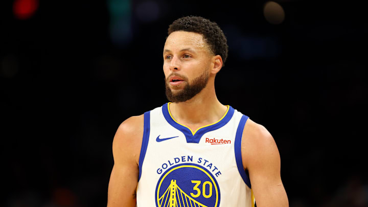 Golden State Warriors guard Stephen Curry (30) against the Phoenix Suns at Footprint Center. 