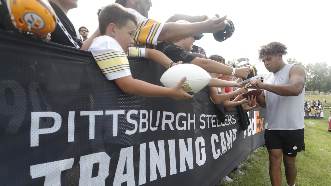 Pittsburgh Steelers tight end Connor Heyward (83) 