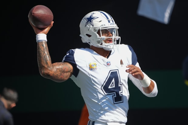Dallas Cowboys quarterback Dak Prescott warm ups prior to a game against the New York Jets at MetLife Stadium.