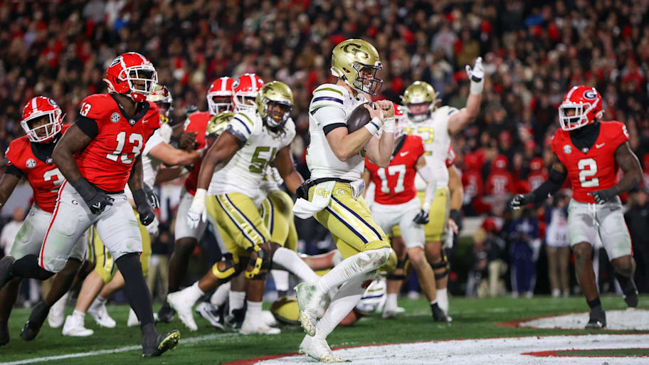 Georgia Tech quarterback Haynes King runs for a touchdown against Georgia.