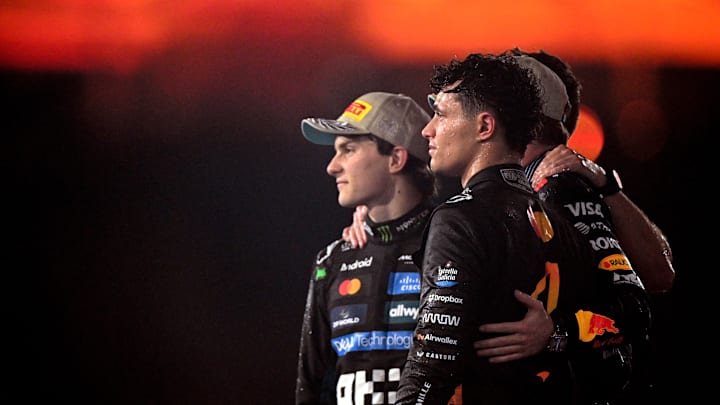 Max Verstappen, Oscar Piastri y Lando Norris celebran en el podio del GP de Abu Dabi, donde Norris aseguró el título mundial. Max Verstappen, Oscar Piastri y Lando Norris celebran en el podio del GP de Abu Dabi, donde Norris aseguró el título mundial.