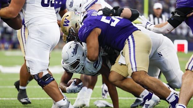 Washington Huskies defensive tackle Sebastian Valdez (50).