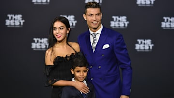 Georgina Rodríguez y Cristiano Ronaldo junto a uno de los hijos que tienen