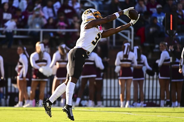  Missouri Tigers wide receiver Luther Burden III (3) attempts to make a reception against the Mississippi State Bulldogs