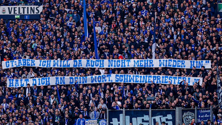 Fanplakate gegen Clemens Tönnies