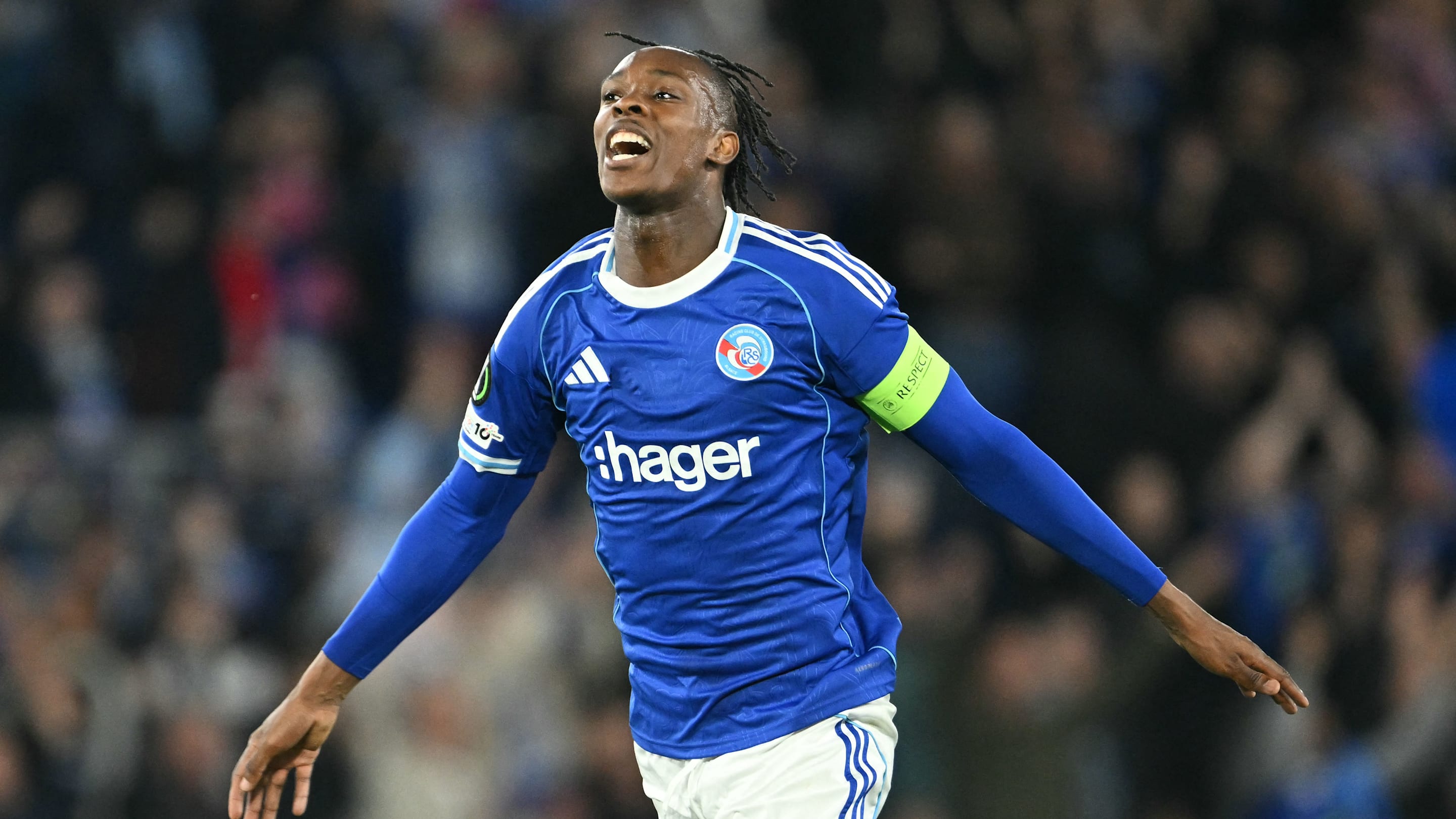 Chelsea VIDEO : Grosse explication entre Emanuel Emegha et des fans du RC Strasbourg sur son transfert