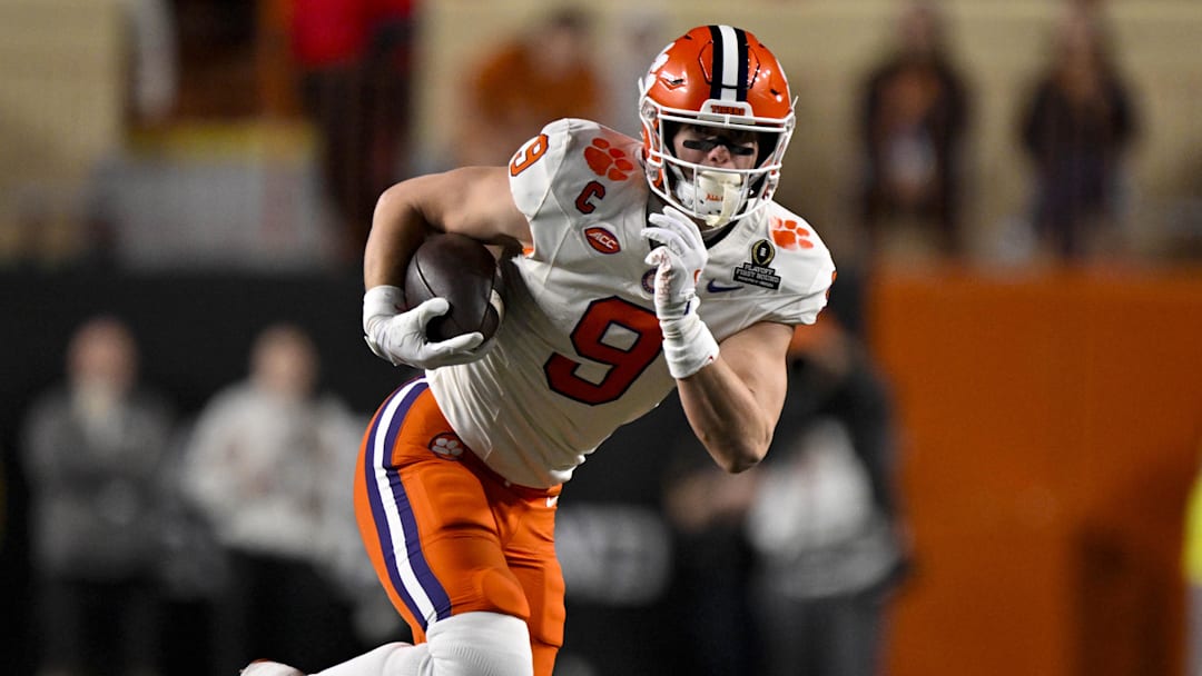 Dec 21, 2024; Austin, Texas, USA; Clemson Tigers tight end Jake Briningstool (9) in action during the game between the Texas Longhorns and the Clemson Tigers in the CFP National Playoff First Round at Darrell K Royal-Texas Memorial Stadium. Dec 21, 2024; Austin, Texas, USA; Clemson Tigers tight end Jake Briningstool (9) in action during the game between the Texas Longhorns and the Clemson Tigers in the CFP National Playoff First Round at Darrell K Royal-Texas Memorial Stadium.