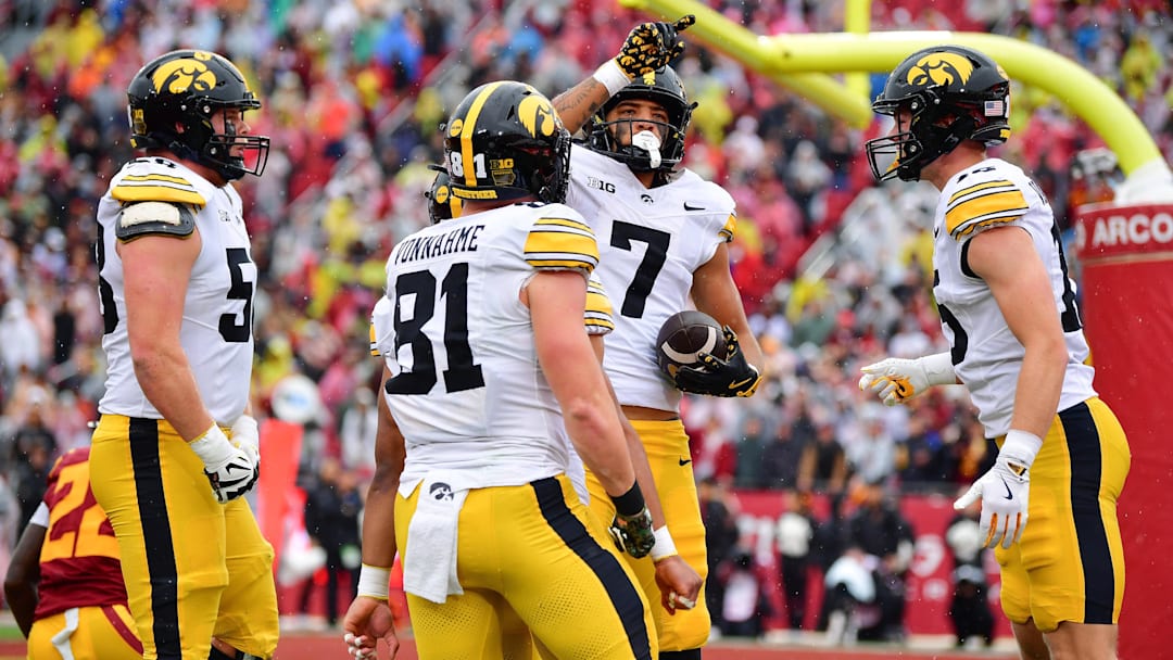 Nov 15, 2025; Los Angeles, California, USA; Iowa Hawkeyes wide receiver Dayton Howard (7) celebrates his touchdown scored against the Southern California Trojans during the first half at the Los Angeles Memorial Coliseum. Mandatory Credit: Gary A. Vasquez-Imagn Images Nov 15, 2025; Los Angeles, California, USA; Iowa Hawkeyes wide receiver Dayton Howard (7) celebrates his touchdown scored against the Southern California Trojans during the first half at the Los Angeles Memorial Coliseum. Mandatory Credit: Gary A. Vasquez-Imagn Images