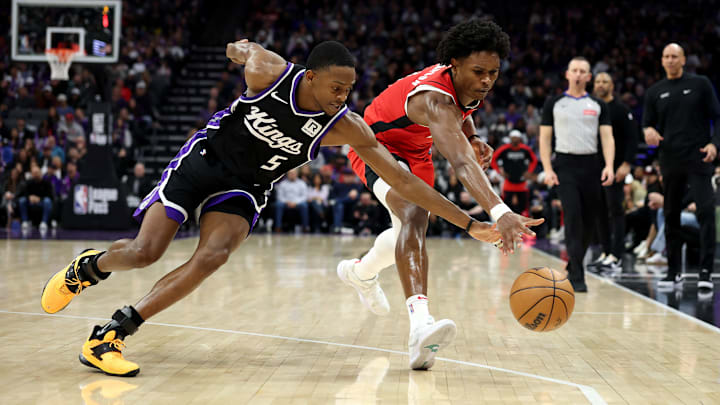 Amen Thompson and De'Aron Fox battling for loose ball