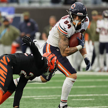 Bears tight end Colston Loveland runs with the ball for a 58-yard touchdown play against Cincinnati safety Jordan Battle.
