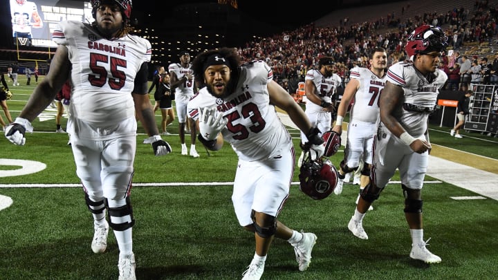 South Carolina football offensive linemen Vershon Lee (53) and Jakai Moore (55)