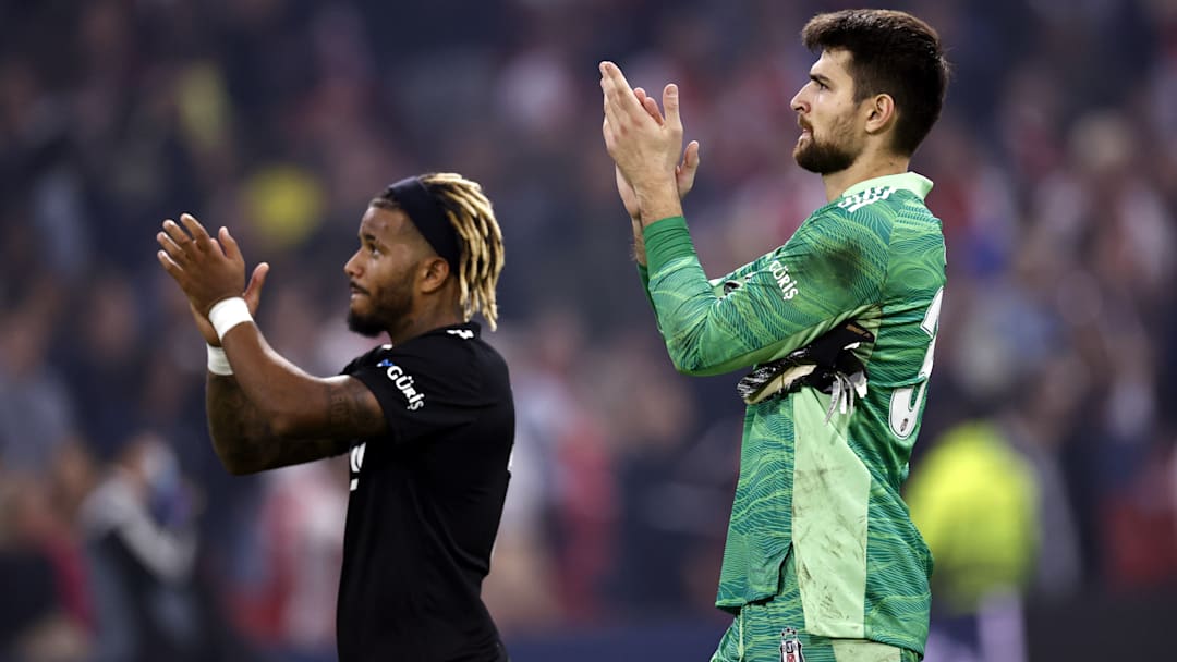 Valentin Rosier tribünleri alkışlıyor. Valentin Rosier tribünleri alkışlıyor.
