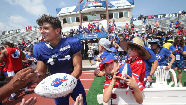 Bills linebacker Joe Andreessen signs autographs for fans following practice.