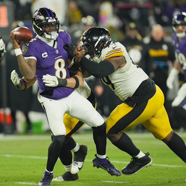 Larry Ogunjobi pressures QB
