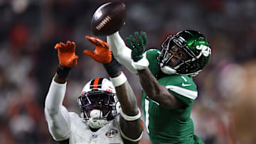 New York Jets cornerback Sauce Gardner (1) breaks up a pass intended for Cleveland Browns tight end David Njoku (85) during the second half during the first half at Cleveland Browns Stadium.