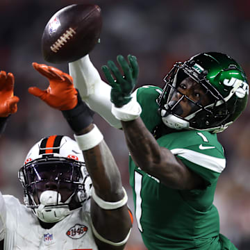 New York Jets cornerback Sauce Gardner (1) breaks up a pass intended for Cleveland Browns tight end David Njoku (85) during the second half during the first half at Cleveland Browns Stadium.