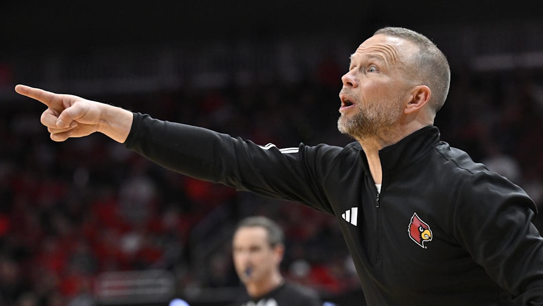 Feb 4, 2026; Louisville, Kentucky, USA; Louisville Cardinals head coach Pat Kelsey calls out instructions during the second half agains the Notre Dame Fighting Irish at KFC Yum! Center. Louisville defeated Notre Dame 76-65. Mandatory Credit: Jamie Rhodes-Imagn Images Feb 4, 2026; Louisville, Kentucky, USA; Louisville Cardinals head coach Pat Kelsey calls out instructions during the second half agains the Notre Dame Fighting Irish at KFC Yum! Center. Louisville defeated Notre Dame 76-65. Mandatory Credit: Jamie Rhodes-Imagn Images