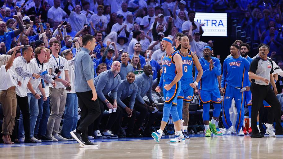 Thunder guard Alex Caruso reacts to a play during the second quarter against the Spurs.