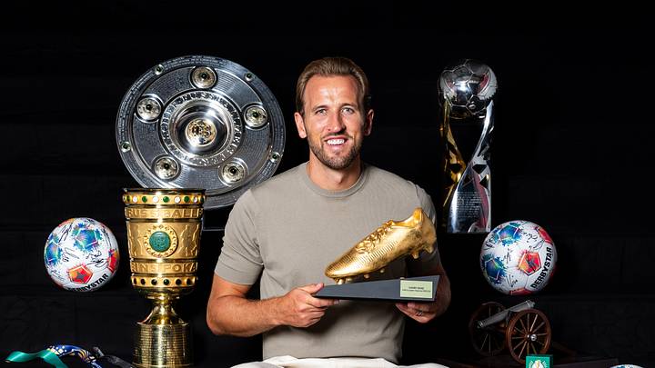 Harry Kane mit dem Goldenen Schuh in der Hand