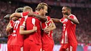 Jonathan Tah und die FCB-Kollegen bejubeln einen Kane-Treffer