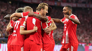 Jonathan Tah und die FCB-Kollegen bejubeln einen Kane-Treffer