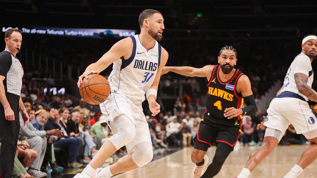 Mar 10, 2026; Atlanta, Georgia, USA; Dallas Mavericks guard Klay Thompson (31) dribbles against the Atlanta Hawks in the first quarter at State Farm Arena. Mandatory Credit: Brett Davis-Imagn Images