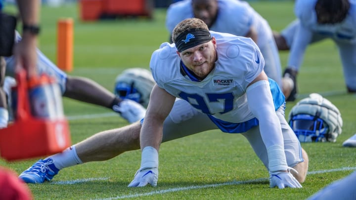 Defensive lineman Aidan Hutchinson stretches 