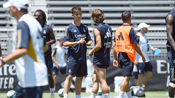 Arda Güler, Luka Modric'le konuşuyor. Arda Güler, Luka Modric'le konuşuyor.