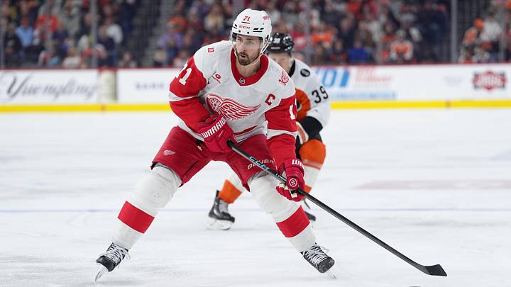 Apr 2, 2026; Philadelphia, Pennsylvania, USA; Detroit Red Wings center Dylan Larkin (71) controls the puck against the Philadelphia Flyers in the first period at Xfinity Mobile Arena. Apr 2, 2026; Philadelphia, Pennsylvania, USA; Detroit Red Wings center Dylan Larkin (71) controls the puck against the Philadelphia Flyers in the first period at Xfinity Mobile Arena.
