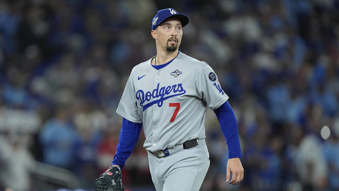 Nov 1, 2025; Toronto, Ontario, CAN; Los Angeles Dodgers pitcher Blake Snell (7) walks back to the dugout after th eighth inning against the Toronto Blue Jays during game seven of the 2025 MLB World Series at Rogers Centre. Mandatory Credit: John E. Sokolowski-Imagn Images Nov 1, 2025; Toronto, Ontario, CAN; Los Angeles Dodgers pitcher Blake Snell (7) walks back to the dugout after th eighth inning against the Toronto Blue Jays during game seven of the 2025 MLB World Series at Rogers Centre. Mandatory Credit: John E. Sokolowski-Imagn Images