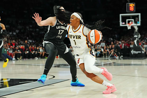 El guardia de fiebre Odysse Sims (1) Centro de Asses de Las Vegas Megan Gustafson (Dribbles a su alrededor (