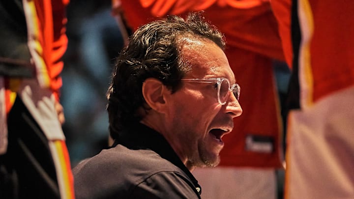 Hawks Head Coach Quin Snyder speaks to his team during game against the Pelicans. 