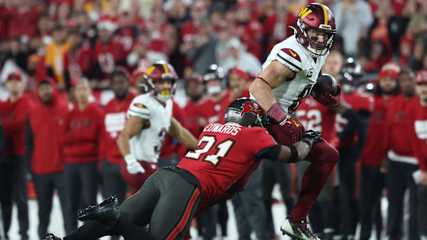 Ertz helped the Commanders to a 23–20 win over the Buccaneers.