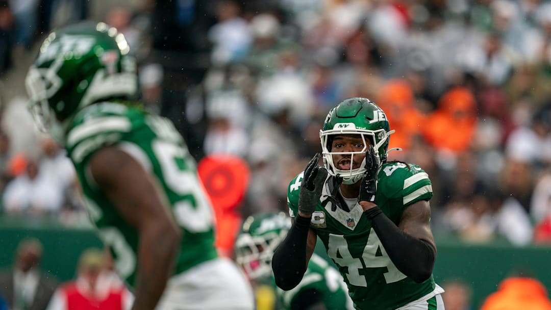 New York Jets linebacker Jamien Sherwood (44) shouts a call to his teammates during an NFL Week 10 game between the New York Jets and the Cleveland Browns at MetLife Stadium on Sunday, Nov. 9, 2025.