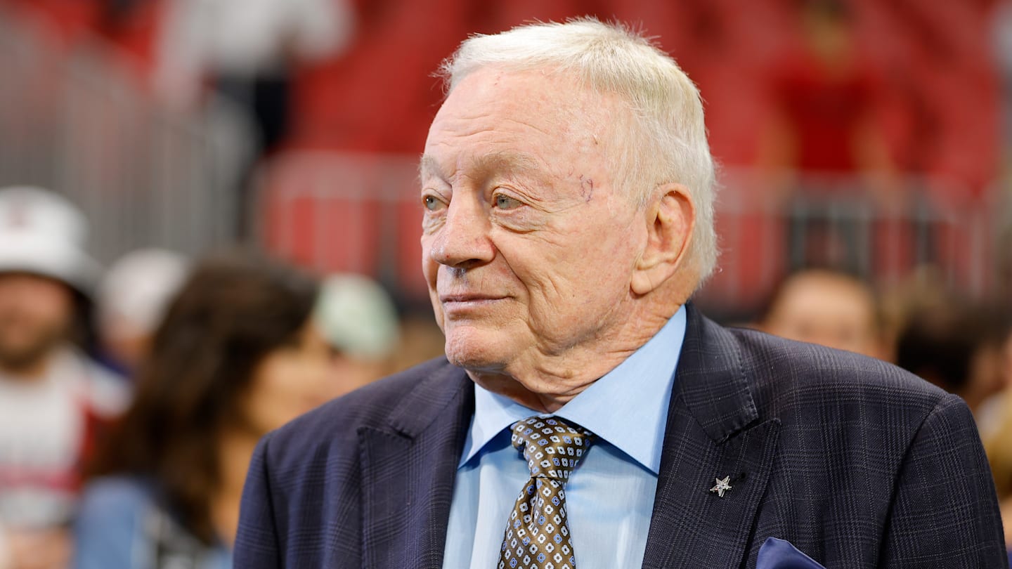 杰里·琼斯 (Jerry Jones) 在多国国家队灾难后干预牛仔队四分卫的情况